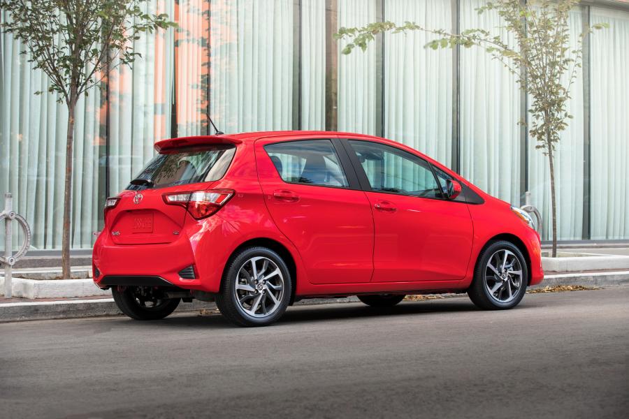  Toyota Yaris SE 2017 года  (NA) (фото 9 из 32)